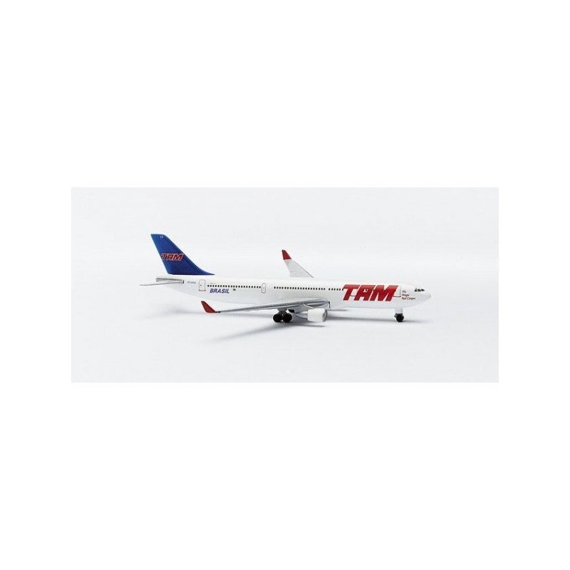 Airbus A330-200 TAM, skala 1:500, Herpa. Malowanie linii TAM, czerwono-biało-niebieskie.