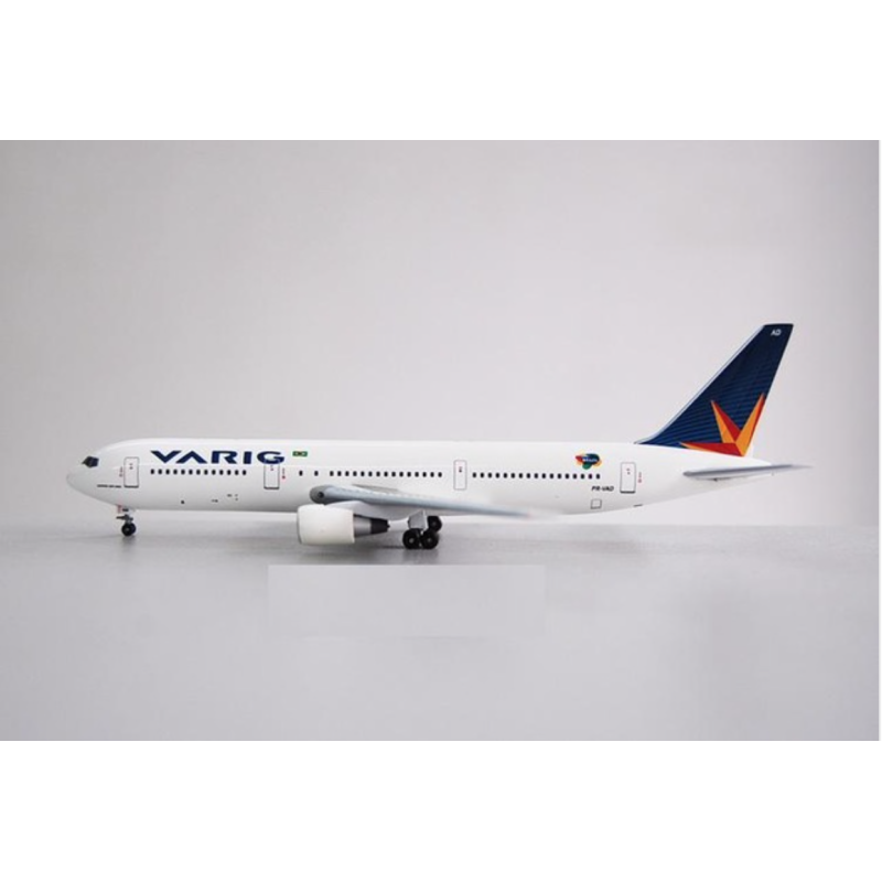 Model redukcyjny Boeing 767-300 Varig, skala 1:400, Aviation 400. Malowanie Varig, detale.