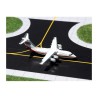 Model samolotu BAe 146, skala 1:400, GeminiJets. Biały kadłub, czerwono-biało-czarne elementy.