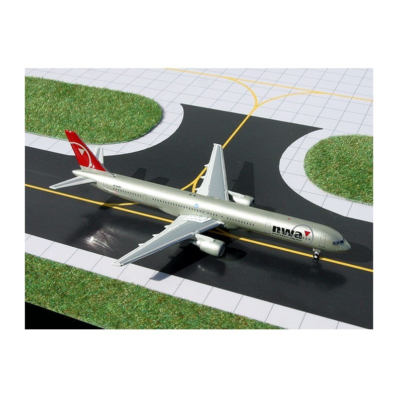 Model redukcyjny Boeing 757-300, skala 1:400, GeminiJets. Malowanie Northwest Airlines, czerwono-szary kadłub.