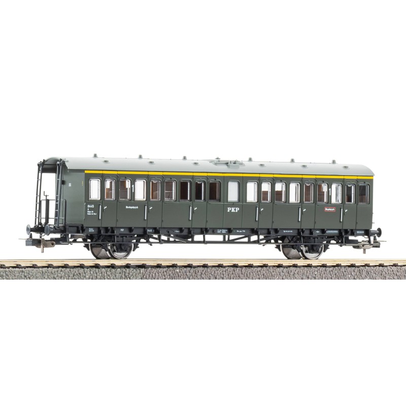 Wagon przedziałowy 1 klasy PKP PIKO 53135 H0, epoka III, przezroczyste okna, szczegółowe wnętrze i historyczne oznaczenia.