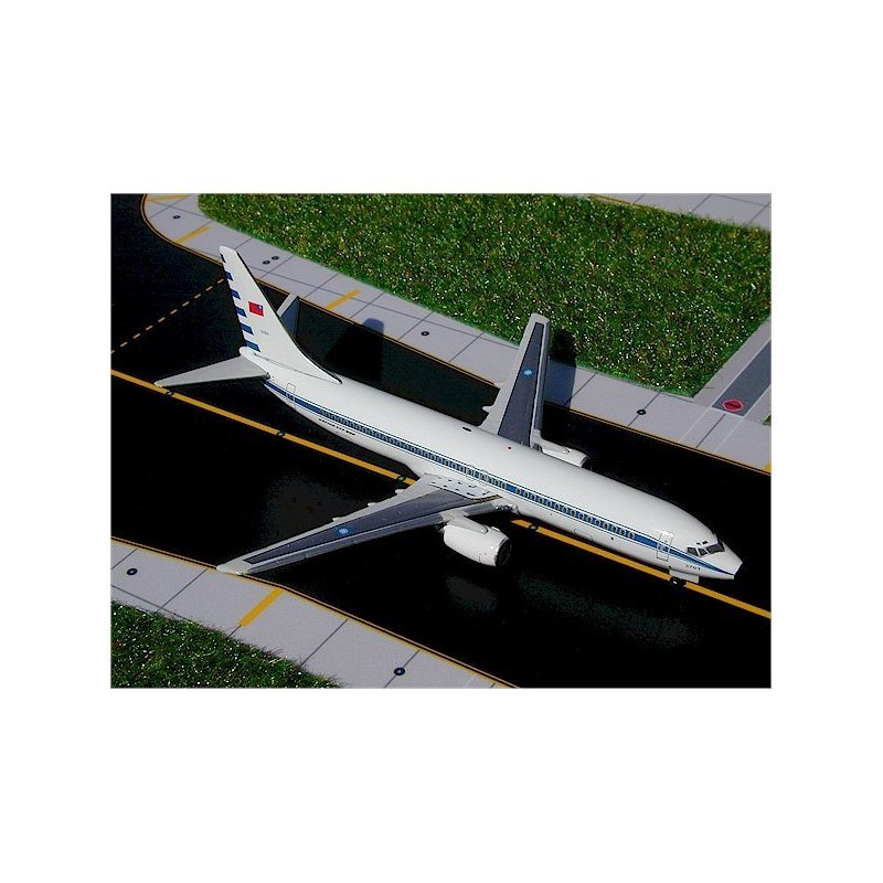 Model redukcyjny Boeing 737-800, skala 1:400, GeminiJets. Malowanie biało granatowe.