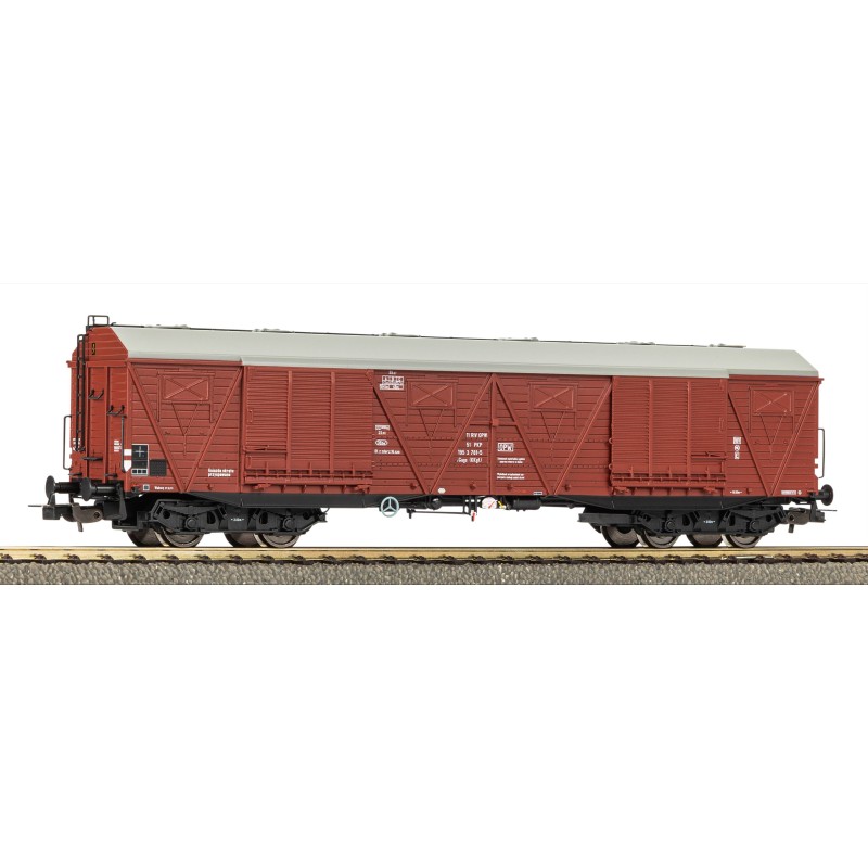 PIKO 58475 H0, czteroosiowy wagon towarowy PKP 401Ka, brązowo-czerwone pudło, jasnoszary dach, czarne podwozie.