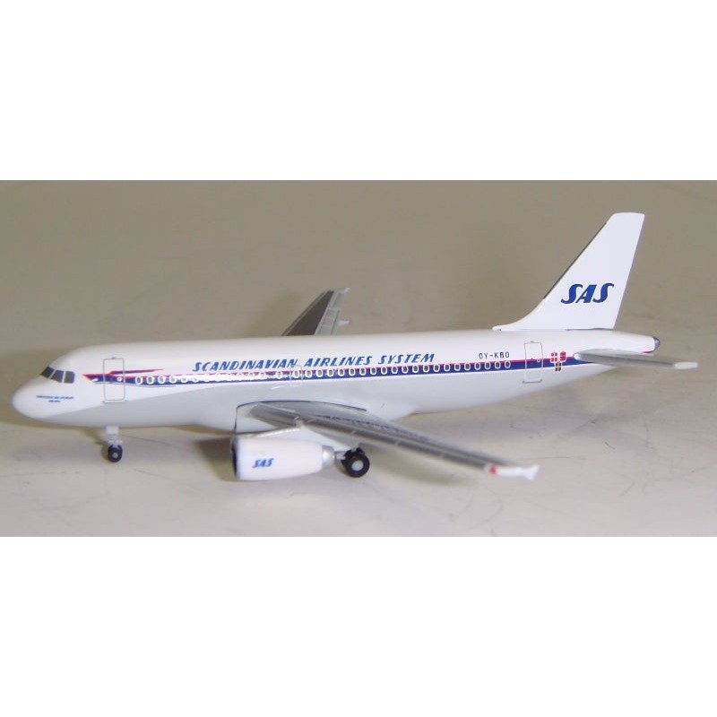 GeminiJets Airbus A319-132 SAS OY-KBO w skali 1:400, białe malowanie, granatowe logo SAS i niebieskie stateczniki.