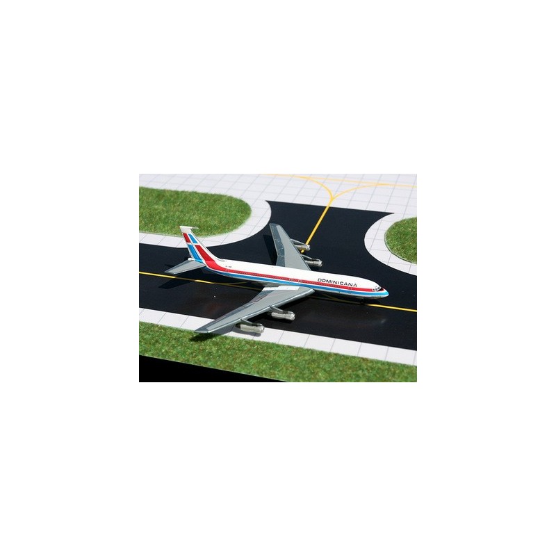 GeminiJets Boeing 707 Dominicana HI-442 1:400, srebrny kadłub, czerwono-niebieskie pasy i logo linii lotniczej.