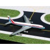 GeminiJets Boeing 707 Dominicana HI-442 1:400, srebrny kadłub, czerwono-niebieskie pasy i logo linii lotniczej.