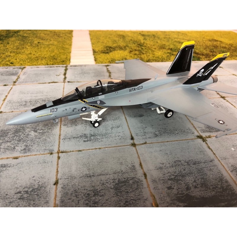 Model F/A-18F SUPER HORNET, skala 1:72, SKY GUARDIANS, malowanie VFA-103, detale kokpitu i oznaczenia.