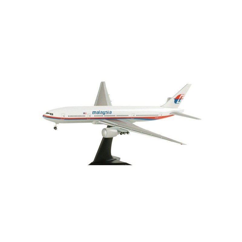Model samolotu Boeing 777-200 linii Malaysia Airlines, skala 1:200, Herpa. Biały kadłub z czerwono-niebieskim paskiem, logo lini