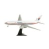 Model samolotu Boeing 777-200 linii Malaysia Airlines, skala 1:200, Herpa. Biały kadłub z czerwono-niebieskim paskiem, logo lini