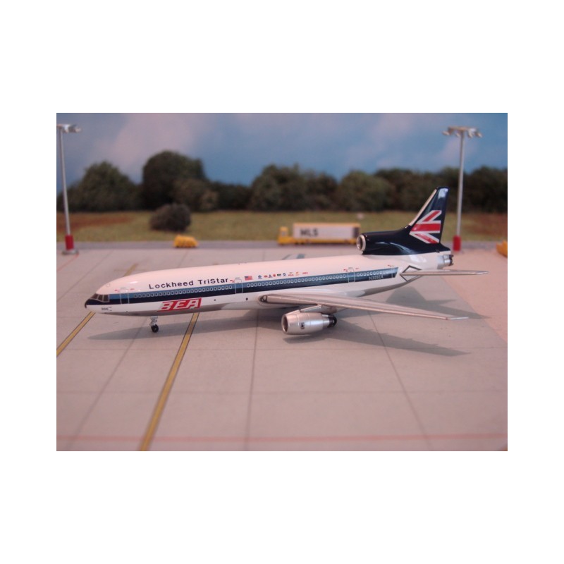 Model redukcyjny Lockheed L-1011 TriStar, skala 1:500, Eastern. Biały kadłub, niebieska linia, ogon z flagą Wielkiej Brytanii.