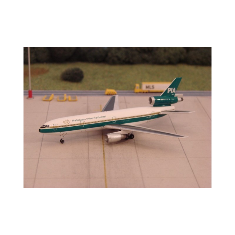 Model samolotu McDonnell Douglas DC-10-30, skala 1:400, PIA - Pakistan International Airlines, malowanie zielono-białe.