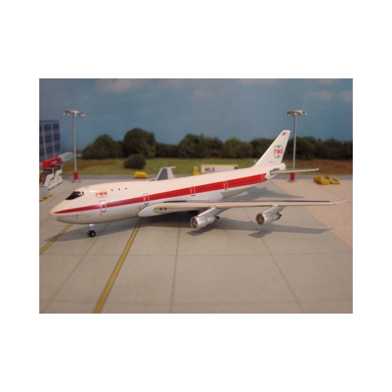 Model redukcyjny Boeing 747-100 TWA, skala 1:200. Biały kadłub z czerwonym paskiem i logo TWA.