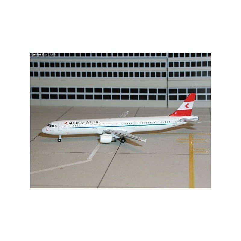 Model redukcyjny Airbus A321 Austrian Airlines, skala 1:500, metalowy. Białe i czerwone malowanie, logo linii lotniczej.