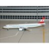 Model redukcyjny Airbus A321 Austrian Airlines, skala 1:500, metalowy. Białe i czerwone malowanie, logo linii lotniczej.