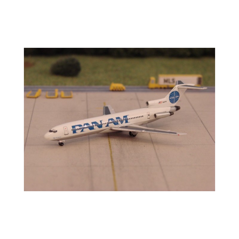 Model redukcyjny Boeing 727-200 PAN AM, skala 1:500, IF. Biały kadłub z niebieskim malowaniem, logo linii lotniczych PAN AM.