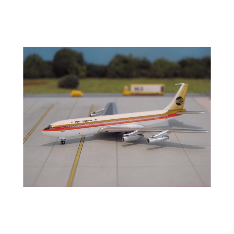 Model samolotu Boeing 707-300 Continental Airlines, skala 1:500, Herpa. Biały kadłub z czerwonym paskiem i logo linii lotniczej.
