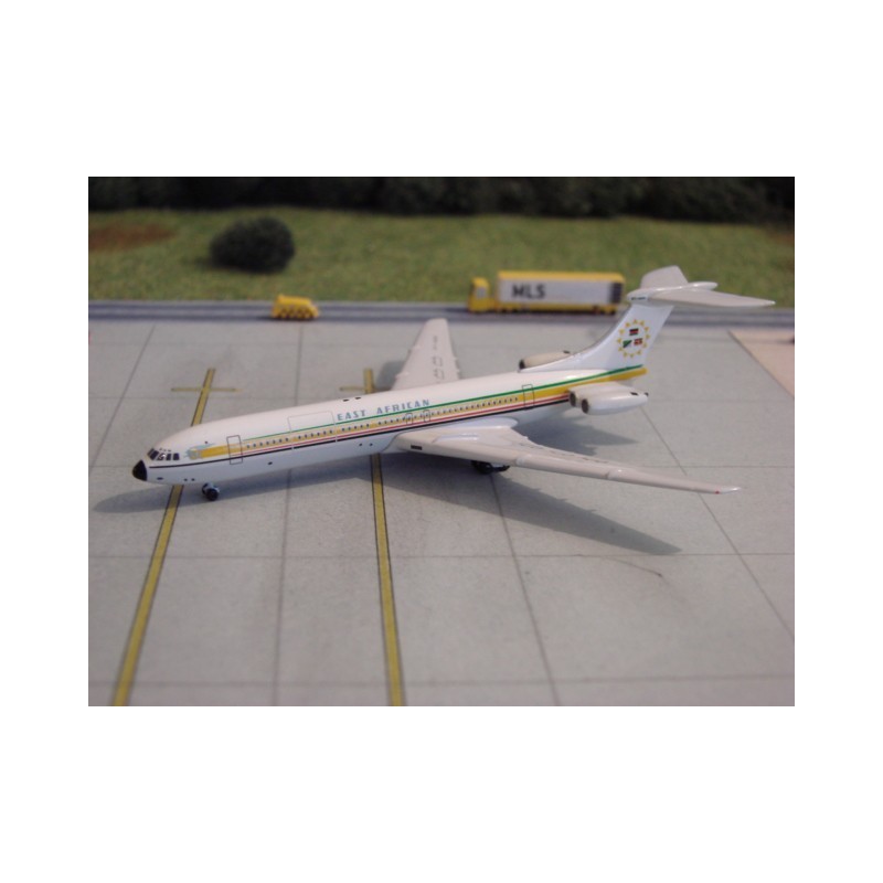 Model BAC Super VC10, skala 1:500, East African Airways, biały kadłub z kolorowymi pasami.