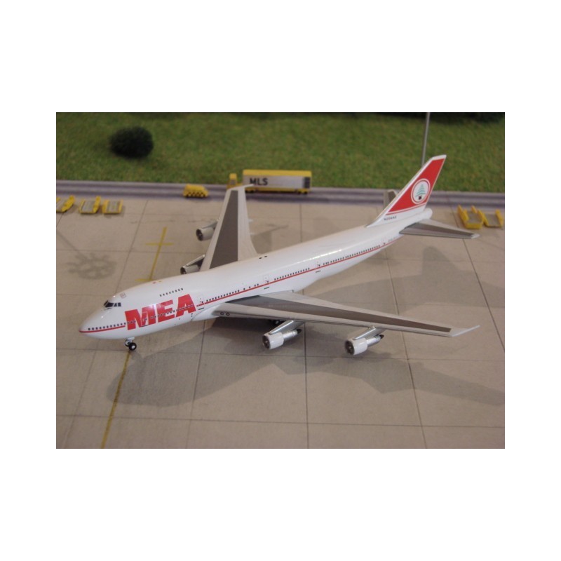 Model redukcyjny Boeing 747-200M MEA, skala 1:500, metalowy. Biały kadłub, czerwone elementy, logo MEA.