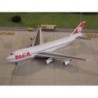 Model redukcyjny Boeing 747-200M MEA, skala 1:500, metalowy. Biały kadłub, czerwone elementy, logo MEA.