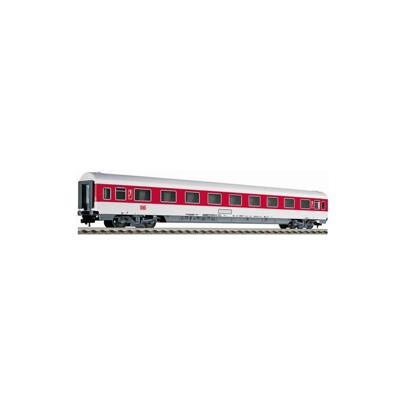 Model redukcyjny wagonu osobowego FLA5101, skala 1:87, czerwono-biały, z detalami.