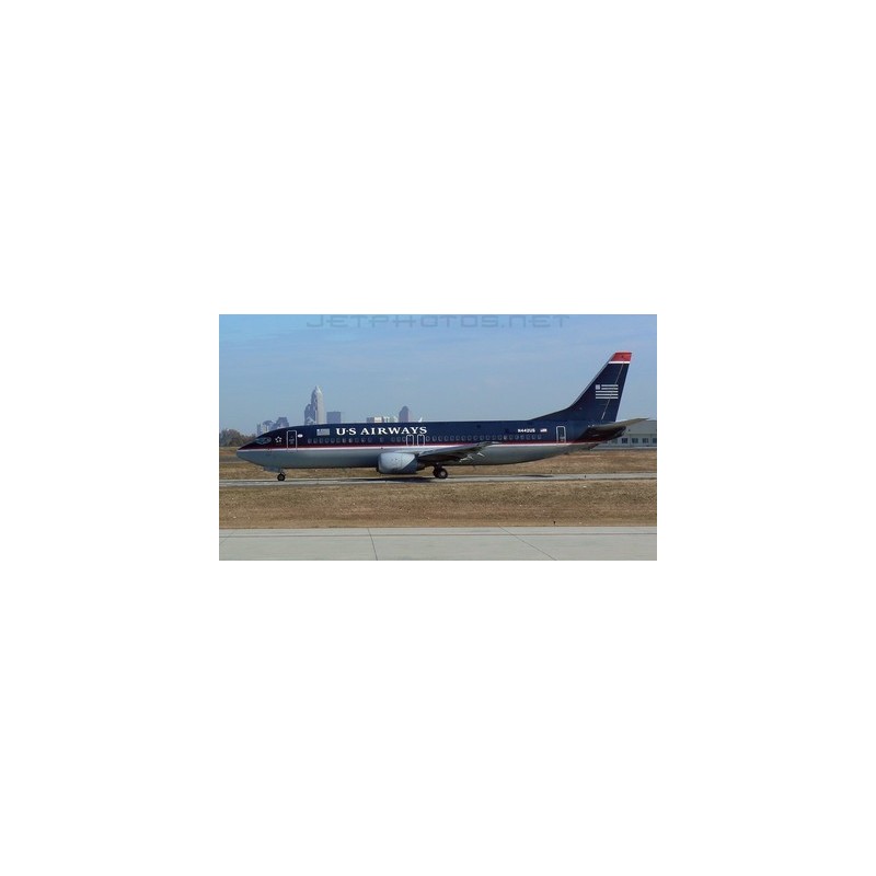 Model redukcyjny Boeing 737-400, skala 1:200, US Airways. Ciemnoniebieski kadłub z czerwonym paskiem, logo linii lotniczej.