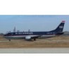 Model redukcyjny Boeing 737-400, skala 1:200, US Airways. Ciemnoniebieski kadłub z czerwonym paskiem, logo linii lotniczej.