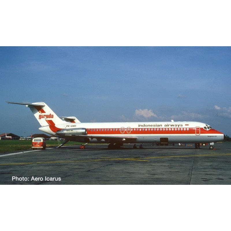 Model samolotu Garuda Indonesia McDonnell Douglas DC-9-30, skala 1:200, Herpa. Malowanie czerwono-białe, oznaczenia "indonesian 