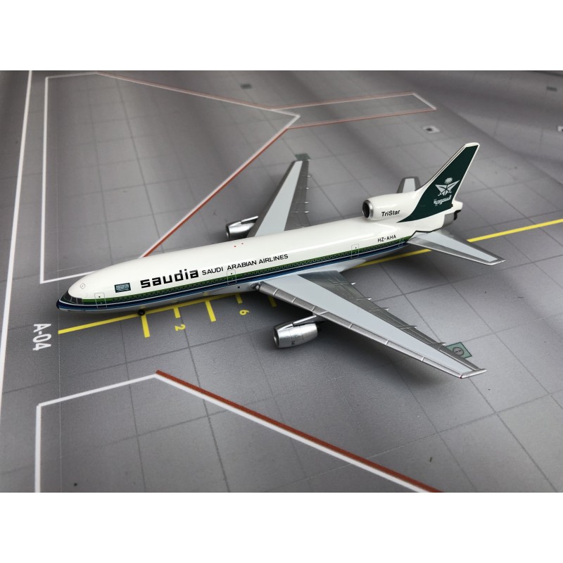 Model samolotu L-1011 TriStar, skala 1/400, AVIATION400. Malowanie linii Saudia, szczegółowy model.
