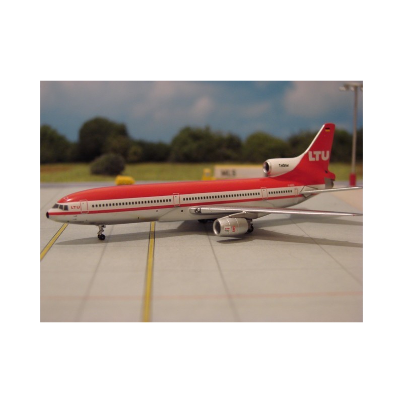Model redukcyjny Lockheed L-1011 TriStar, skala 1:200, LTU, czerwono-biały.