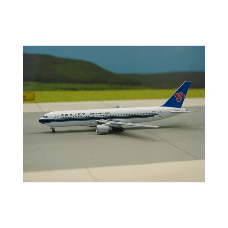 Model samolotu Boeing 767-300 China Southern Airlines, skala 1:500. Biały kadłub z niebieskim ogonem i logo linii lotniczej.