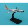 Model redukcyjny Boeing 707-300, skala 1:400, South African Airways. Biały kadłub, pomarańczowy ogon, czarne detale.