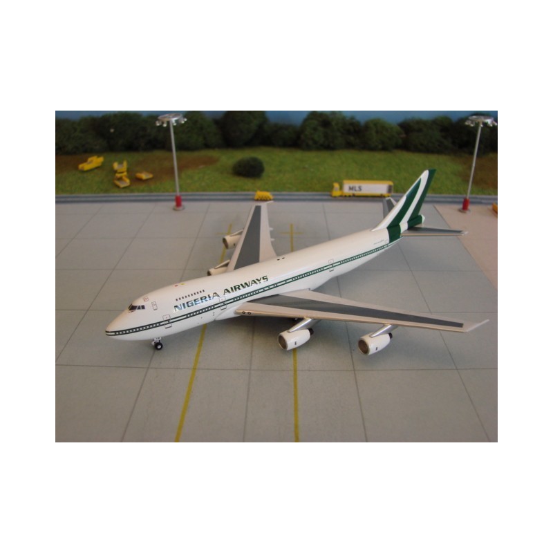 Model redukcyjny Boeing 747-200 Nigeria Airways, skala 1:500, metalowy. Białe malowanie z zielonymi akcentami i logo linii lotni