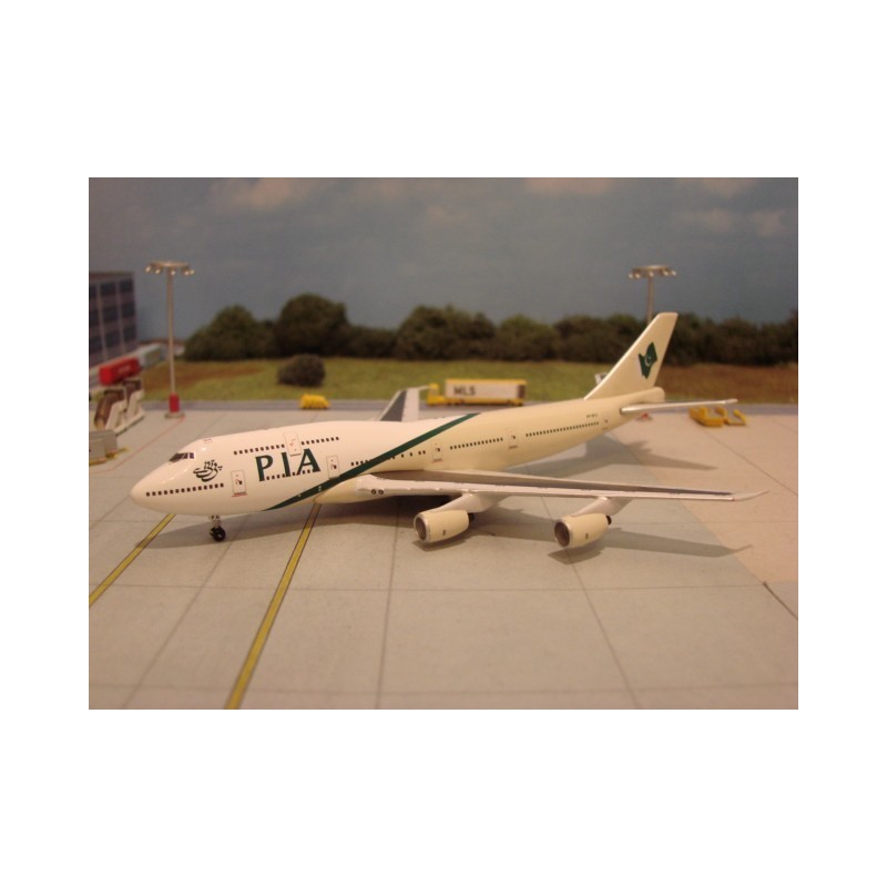 Model redukcyjny Boeing 747-300 PIA, skala 1/500, Inflight 500. Biały kadłub z zielonym paskiem i logo Pakistan International Ai