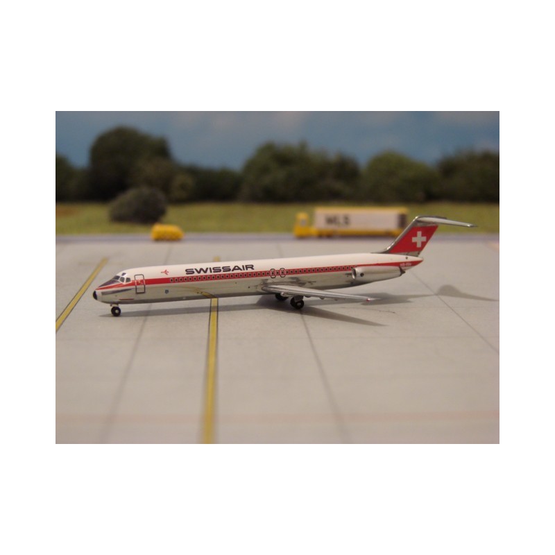 Model redukcyjny Douglas DC-9-50, skala 1:500, Swissair. Biały kadłub z czerwonym paskiem i logo linii lotniczej.