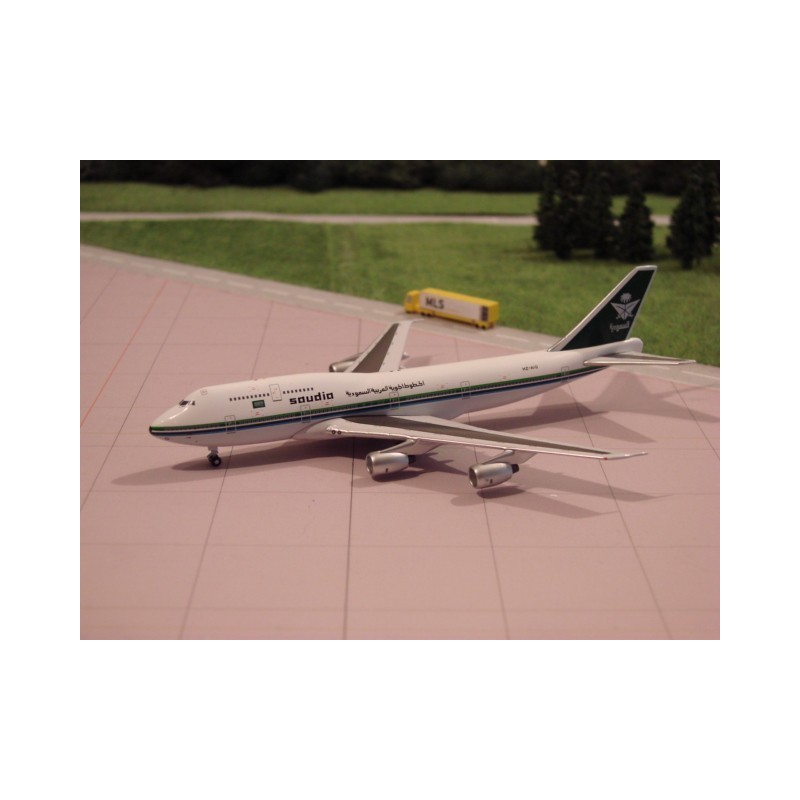 Model redukcyjny Boeing 747-300, skala 1:500, INFLIGHT-500. Malowanie Saudia, białe kadłub z zielono-niebieskim paskiem.