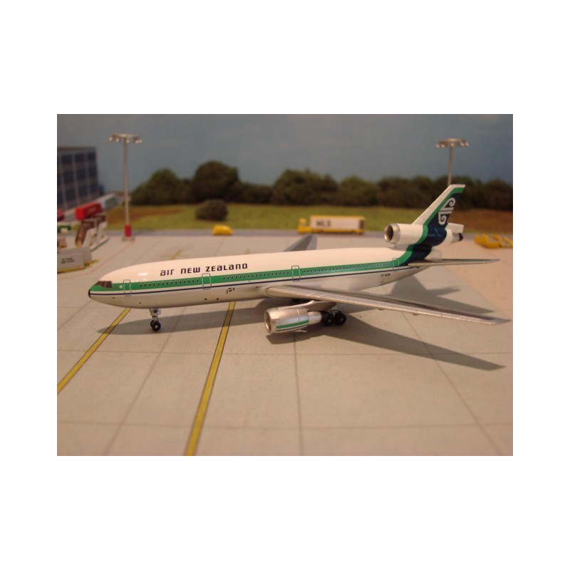 McDonnell Douglas DC-10-30, skala 1:500, Air New Zealand, biały kadłub z zielonym paskiem.