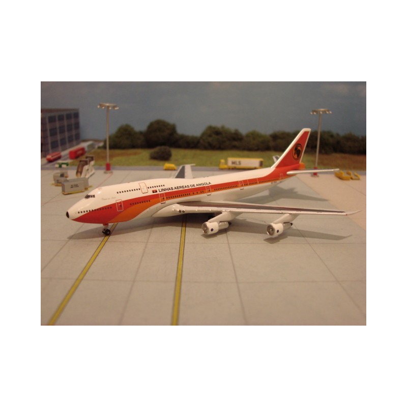 Model redukcyjny Boeing 747-300M, skala 1:400, Herpa. Malowanie TAAG Angola Airlines, czerwono-biały kadłub.