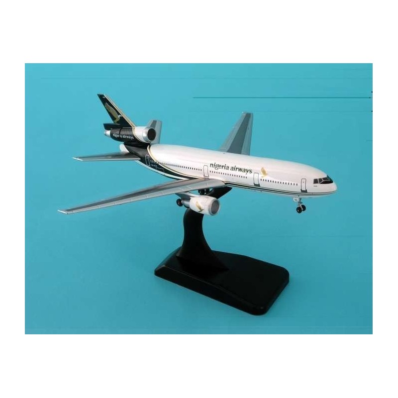 Model samolotu McDonnell Douglas DC-10 Nigeria Airways, skala 1:400, metalowy. Biały kadłub z czarno-złotymi detalami i rejestra