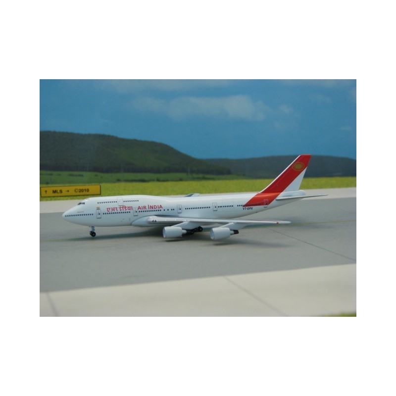 Model redukcyjny Boeing 747-300M Air India, skala 1/500, z detalami i malowaniem w barwach linii lotniczej.