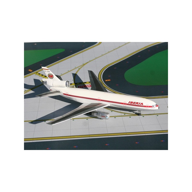 McDonnell Douglas DC-10, skala 1:400, Iberia, biały kadłub z czerwonym paskiem i logo.