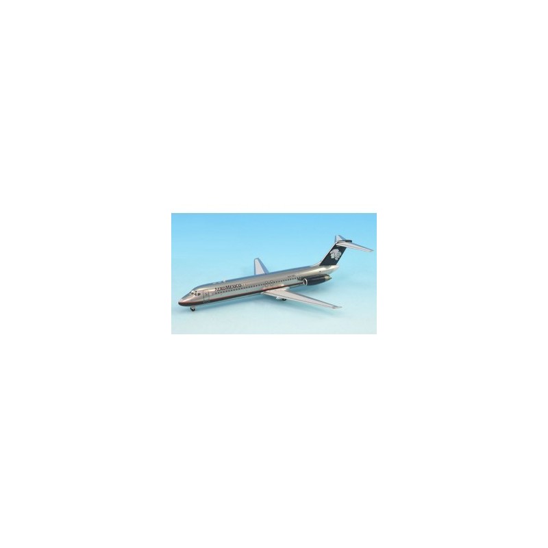 Model DC-9-30 AeroMexico, skala 1:200. Srebrny kadłub, czarny ogon z logo.