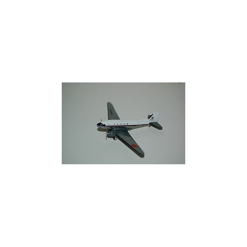 Model samolotu DC-3 ANA, skala 1:250. Biały kadłub z czerwono-błękitnymi akcentami, logo linii lotniczych.