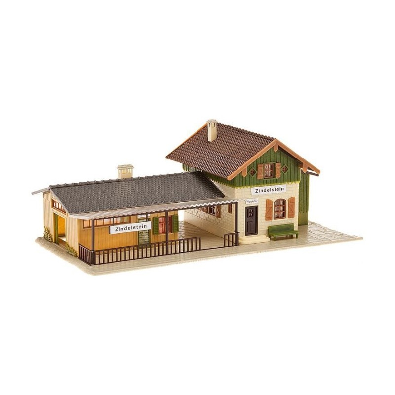 Dworzec Zindelstein, skala 1:87, Faller. Zielono-brązowy budynek stacji z detalami.