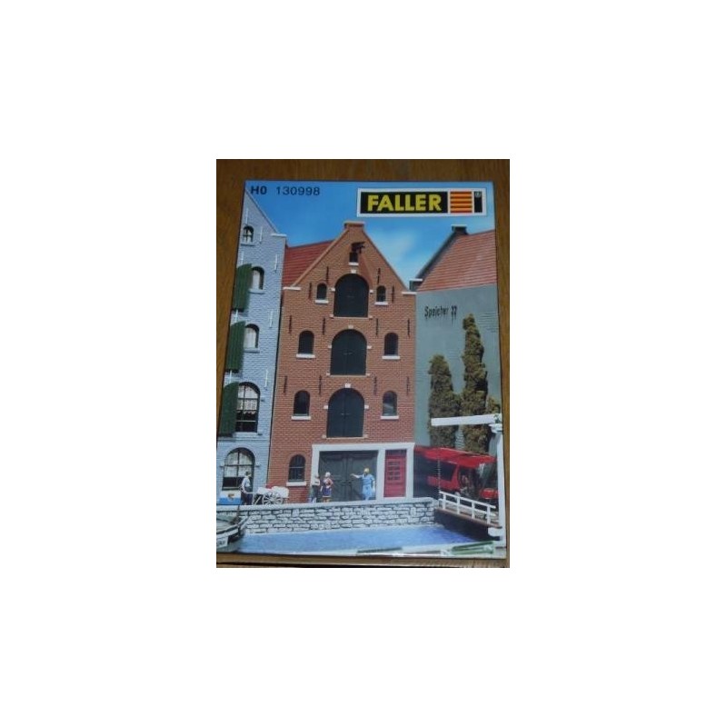 Model kamienicy-spichlerza 3-piętrowego, skala 1:87, Faller. Czerwony dach, ceglana elewacja.