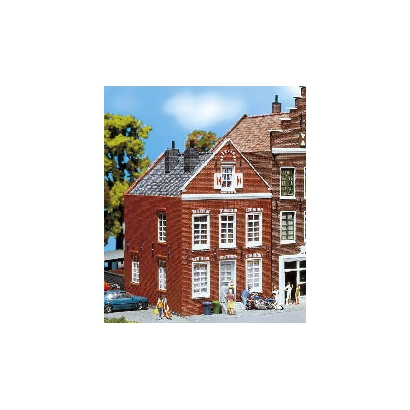 Model kamienicy, skala 1:87, Faller. Czerwony budynek z białymi oknami i detalami.