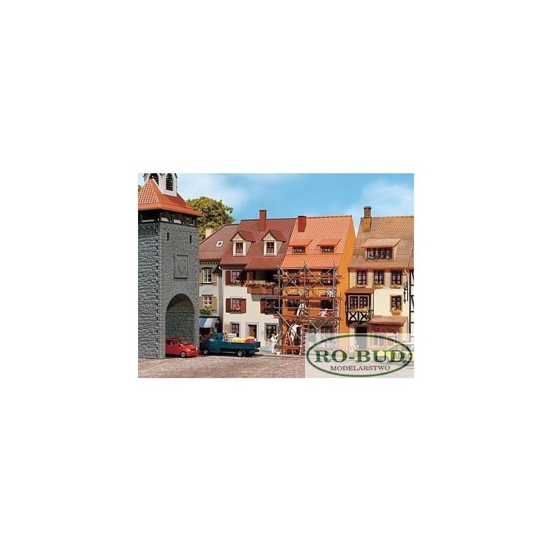 Model kamienicy z rusztowaniem, skala 1:87, Ro-Bud. Detaliczne odwzorowanie architektury z elementami rusztowania.