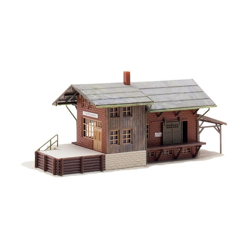Model stacji towarowej, skala 1:87, drewniane i ceglane detale architektoniczne.