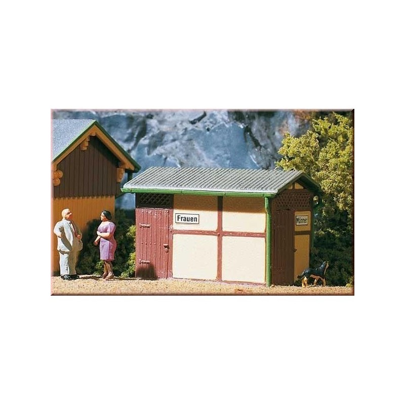 Toaleta dworcowa H0, skala 1:87, Auhagen, gotowa, z detalami.