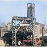 Zbiornik kolejowy na piasek, skala 1:87, metalowa konstrukcja z tablicą "Besandungsanlage".