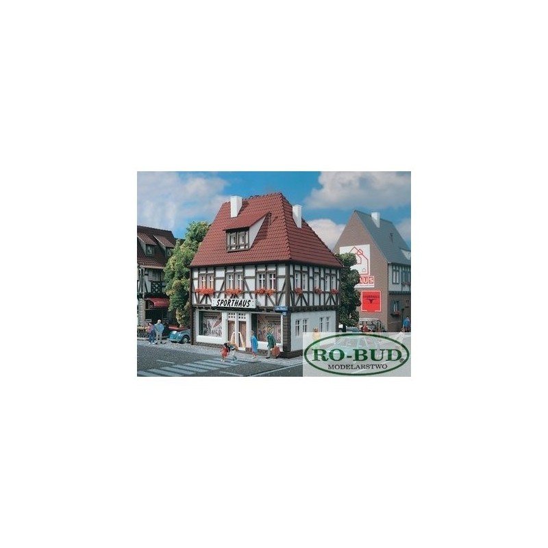 Model sklepu sportowego, skala 1:87, Ro-Bud. Detaliczny, białą i czerwoną elewacja, napis "Sporthaus".